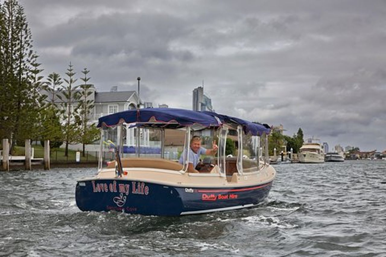 Limousine con skipper privata Gold Coast in crociera sul canale dell'acqua