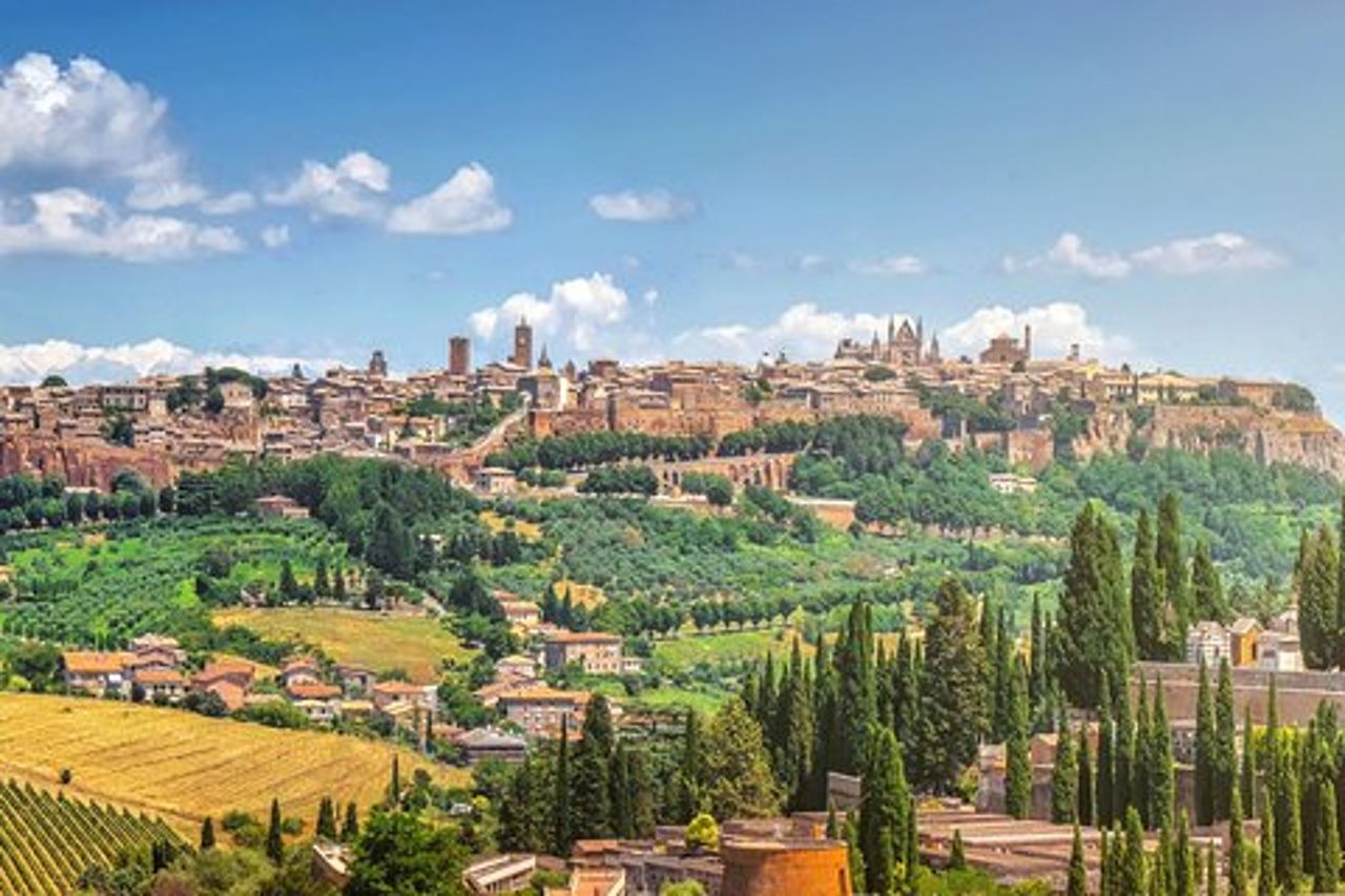 Siena a Roma: Orvieto e Montepulciano Transfer Tour