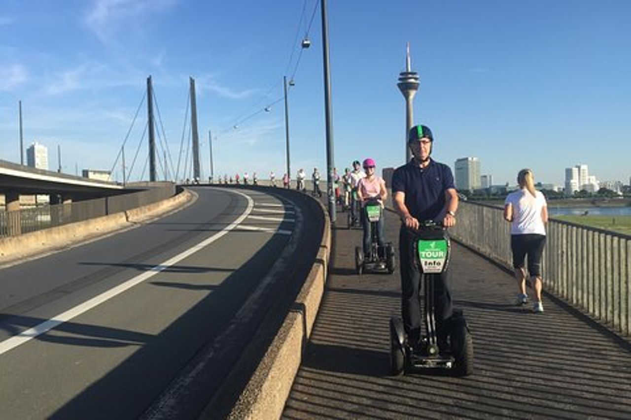Tour in Segway Rhein di Düsseldorf: esperienza sul fiume Reno