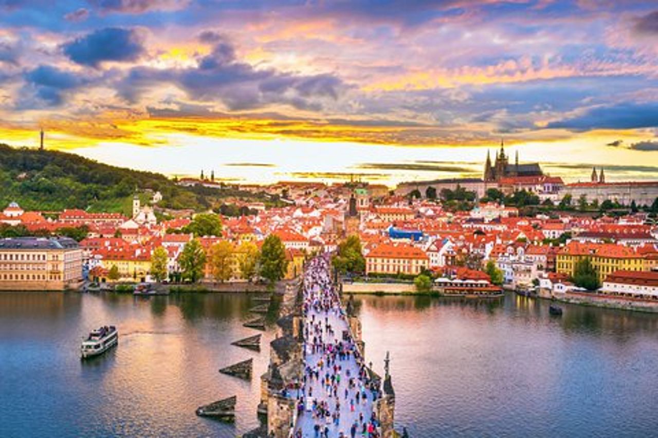 Praga Tour guidato privato di mezza giornata in auto oa piedi con trasferimenti