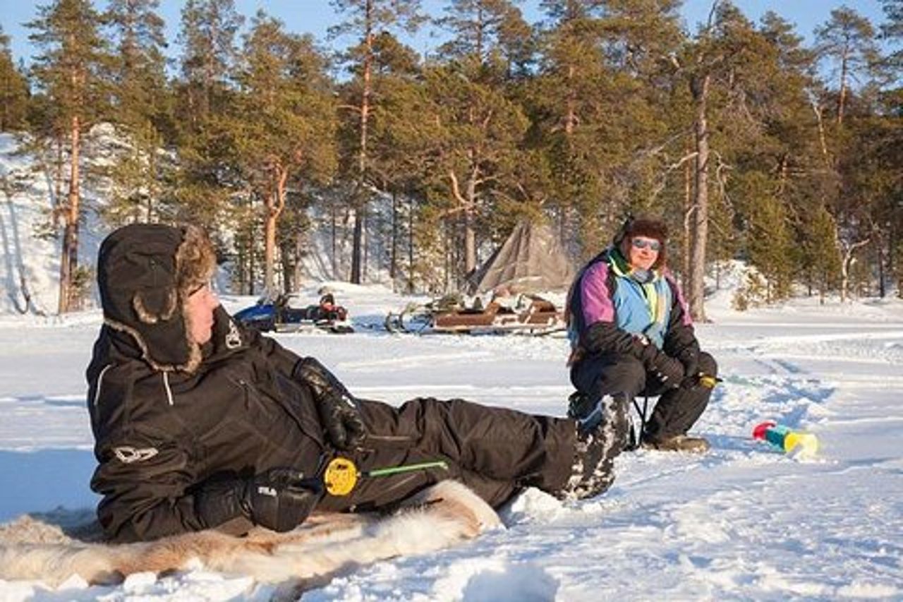 Da Ivalo: Safari di pesca sul ghiaccio al lago Inari, renne e pranzo