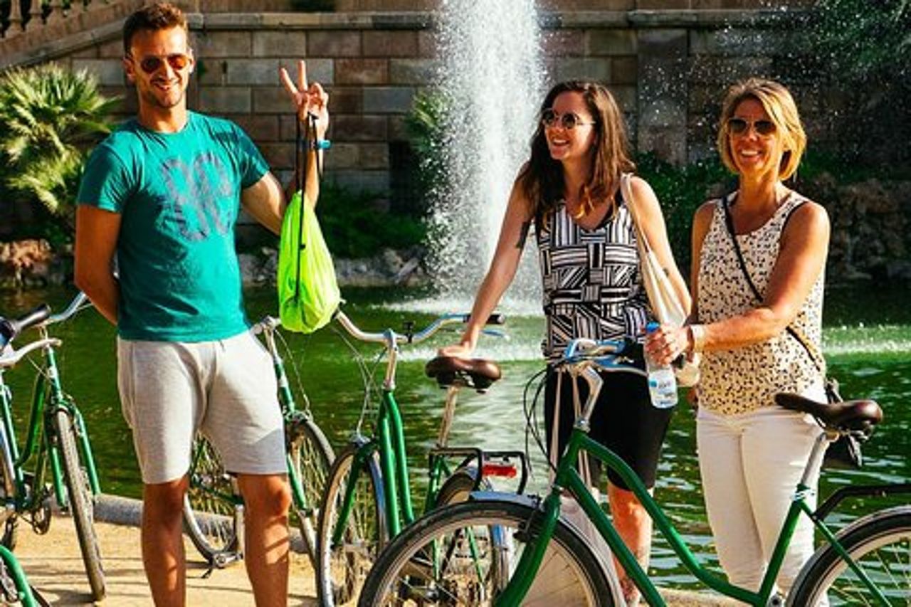 La bellezza di Barcellona in bicicletta: tour privato