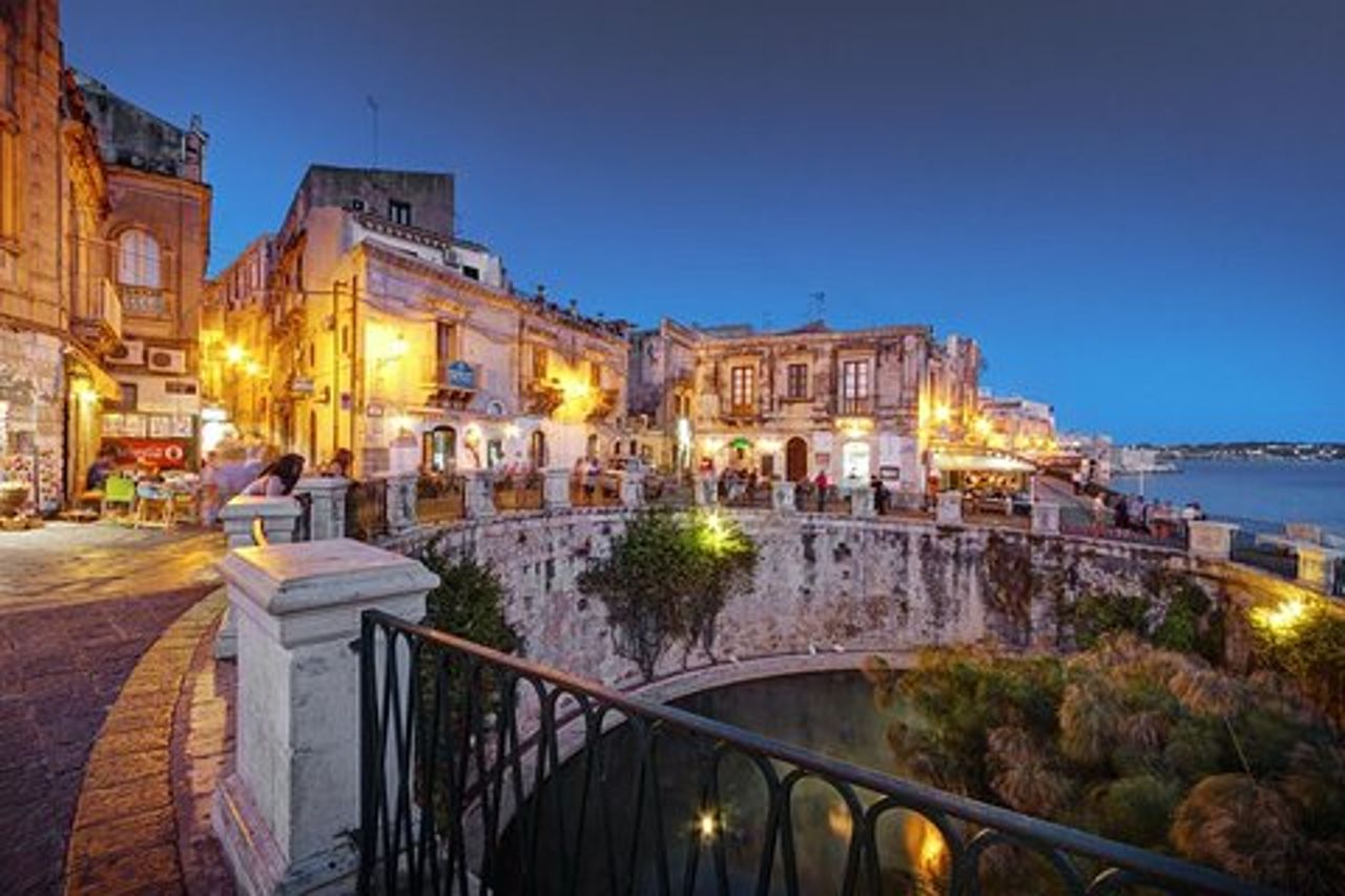 Tour privato a piedi di Siracusa con pranzo tradizionale e vino