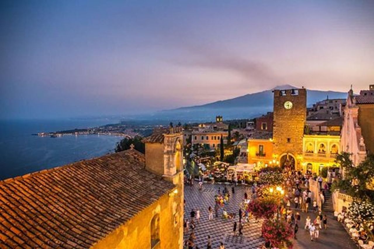 Tour a piedi privato di Taormina al tramonto con aperitivo sulla terrazza