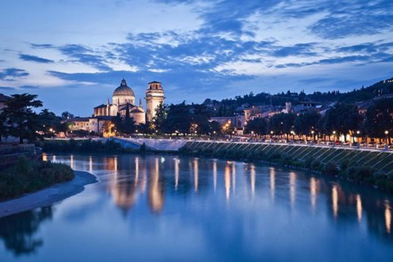 Tour di Verona a piedi al chiaro di luna