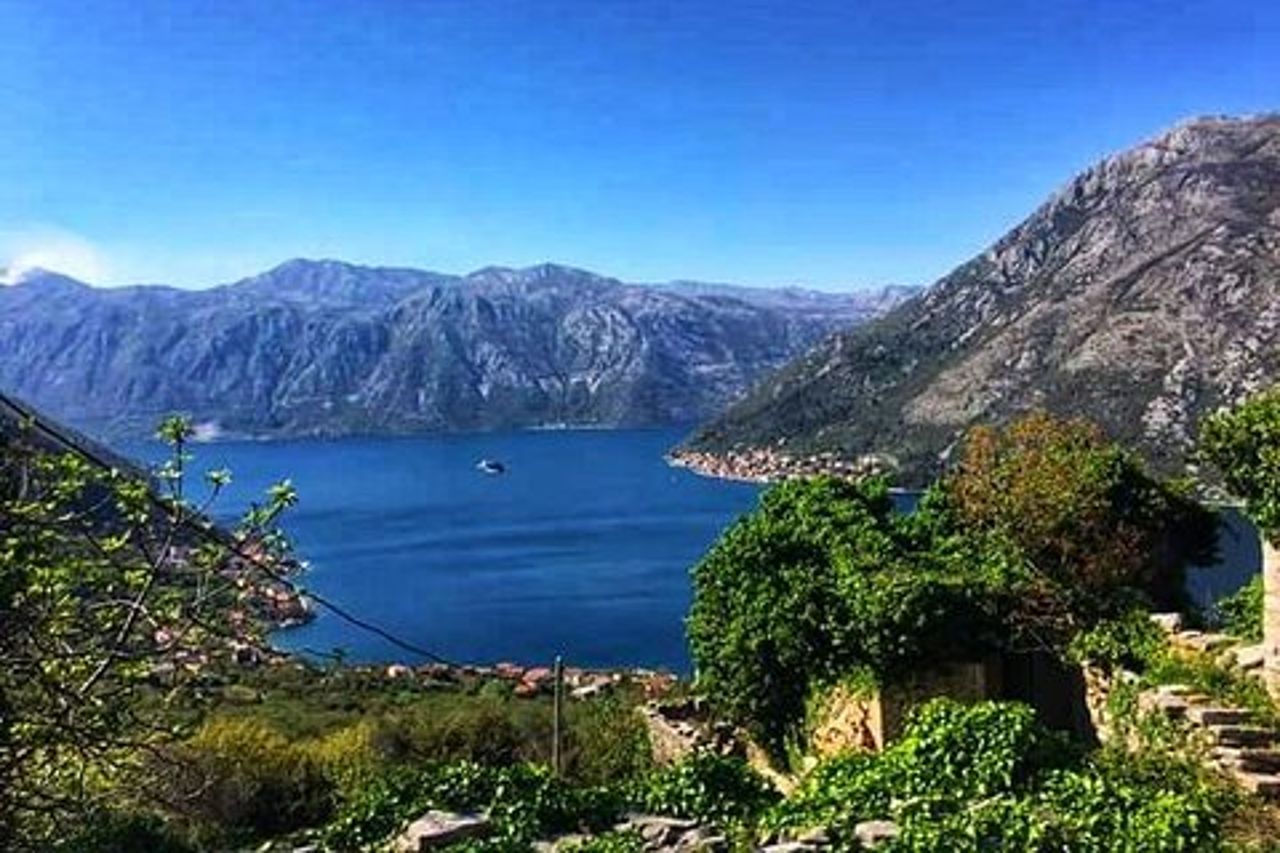 Ciclismo e trekking tour breve attraverso la baia di Kotor