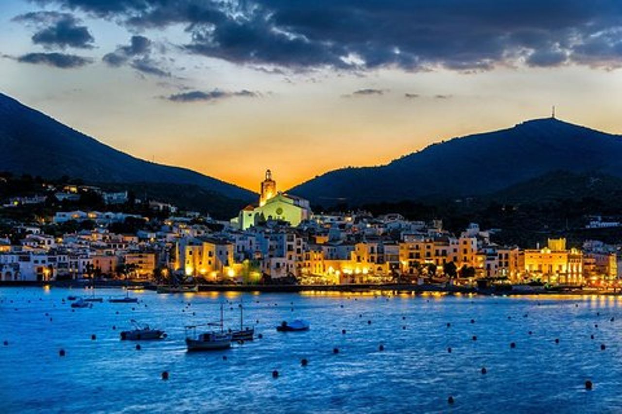 Gita di un giorno a Cadaqués e al museo-casa di Dalí da Girona (biglietti inclusi)