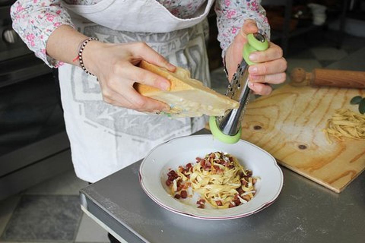 Pasta Class a Bologna in una dimora del XV secolo con Chiara