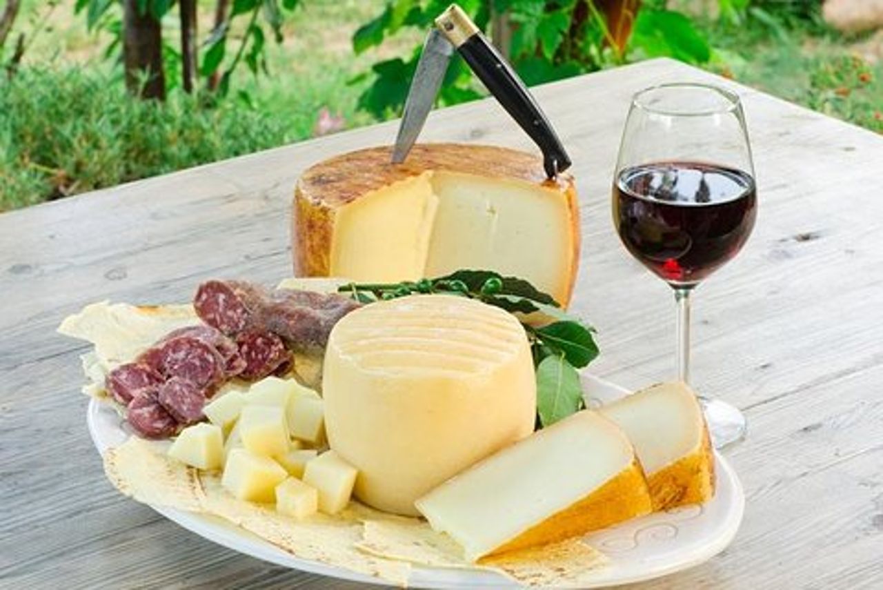 Esperienza vinicola di mezza giornata in piccoli gruppi con Esperto di vino da Cagliari
