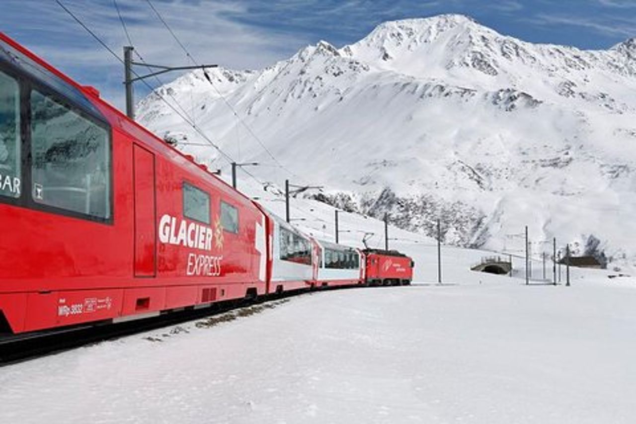 Treno panoramico Glacier Express Andata e ritorno in un giorno Tour privato da Basilea