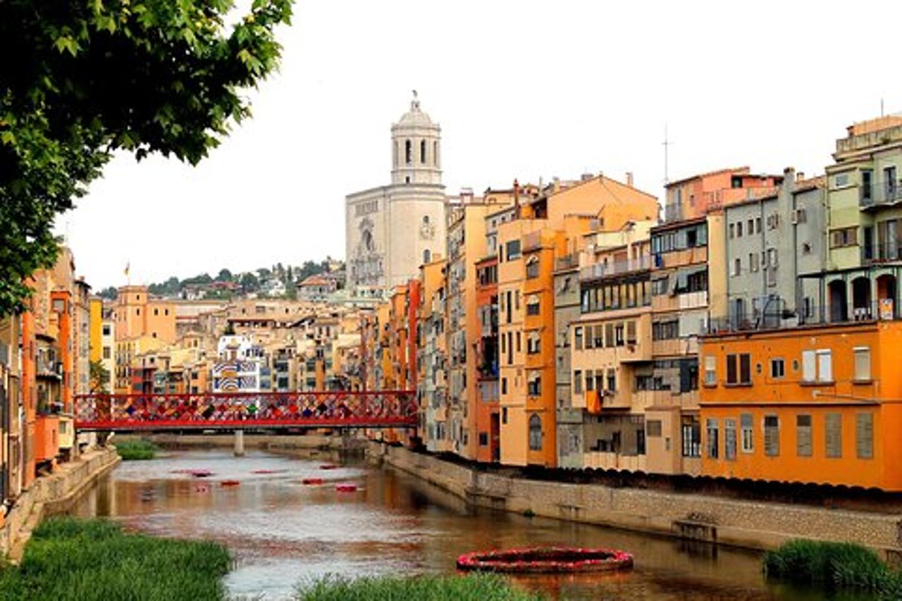 Museo-teatro Dalí e piccolo gruppo della città di Girona da Girona