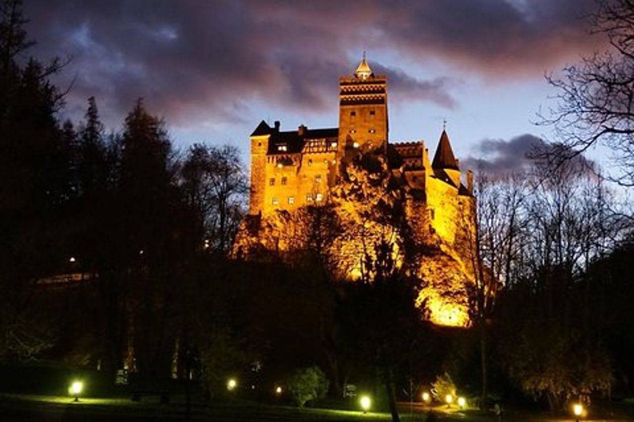Scopri Romania Viaggi - 12 ore tour Bucarest-Dracula Castle, Peles, Brasov