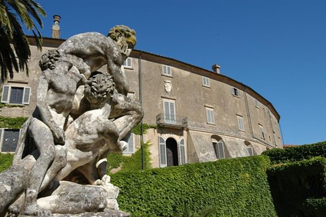 Porto di Livorno per Bolgheri regione vinicola e castello etrusco