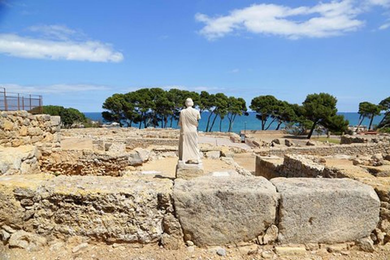 Costa Brava ed Empuries Tour in piccoli gruppi con pick-up in hotel e giro in barca
