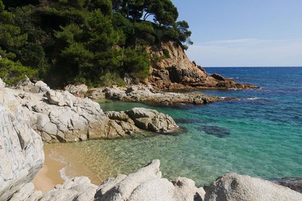 Tour privato Costa Brava ed Empuries con pick-up in hotel e giro panoramico in battello