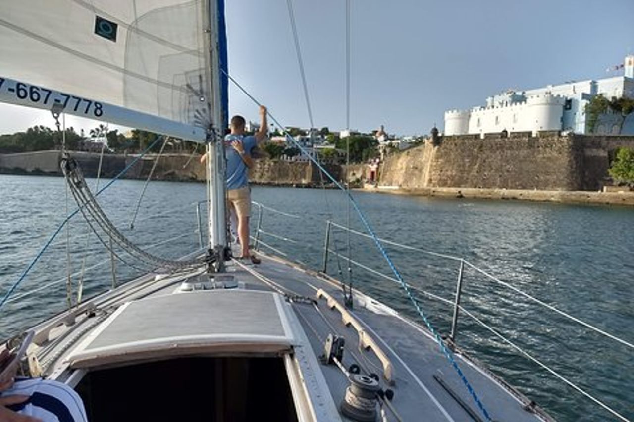 Tour storico in barca a vela al tramonto nella baia di San Juan