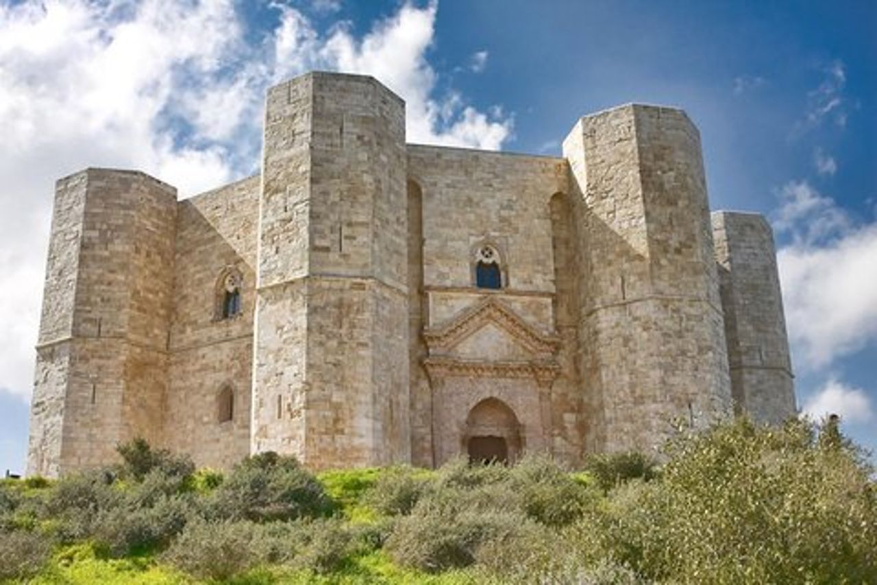 Tour di Due Ore alla Scoperta del Fascino e Mistero di Castel del Monte