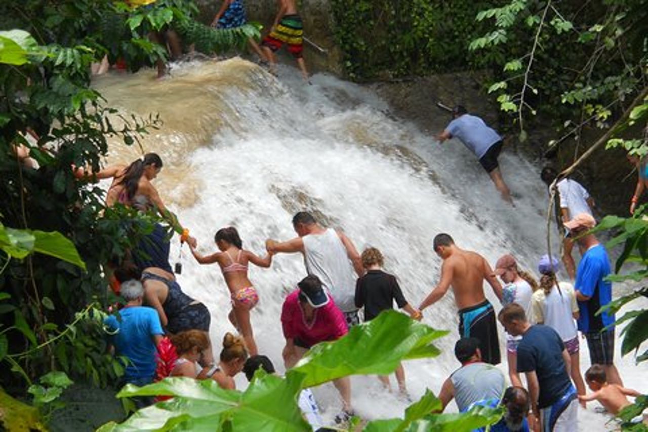 Escursione privata alle cascate del fiume Dunns e Beach Break da Falmouth
