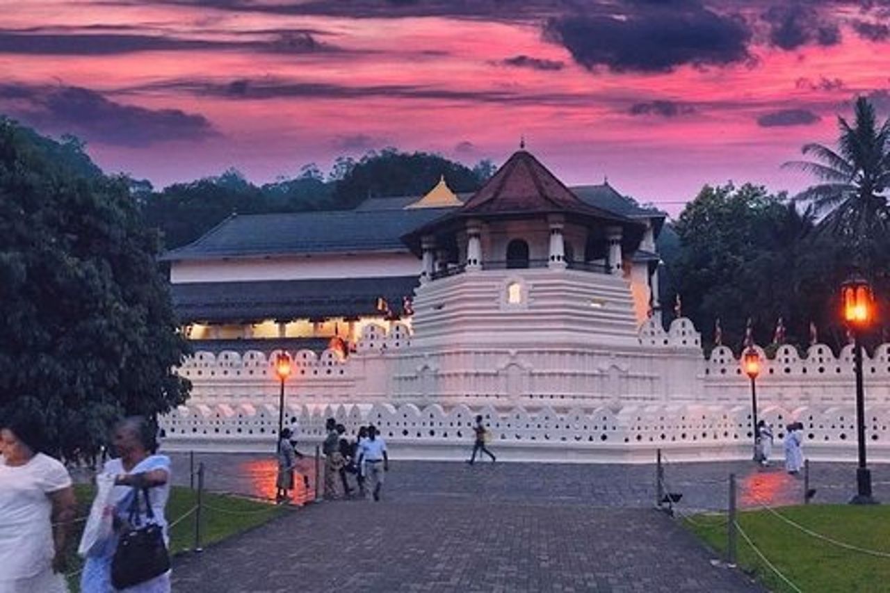 Kandy City Guida Tour e gita di un giorno auto di lusso privata e van