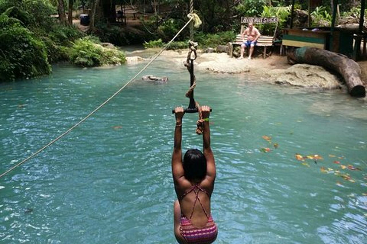 Escursione privata a Blue Hole e Dunns River Shore di un'intera giornata da Falmouth