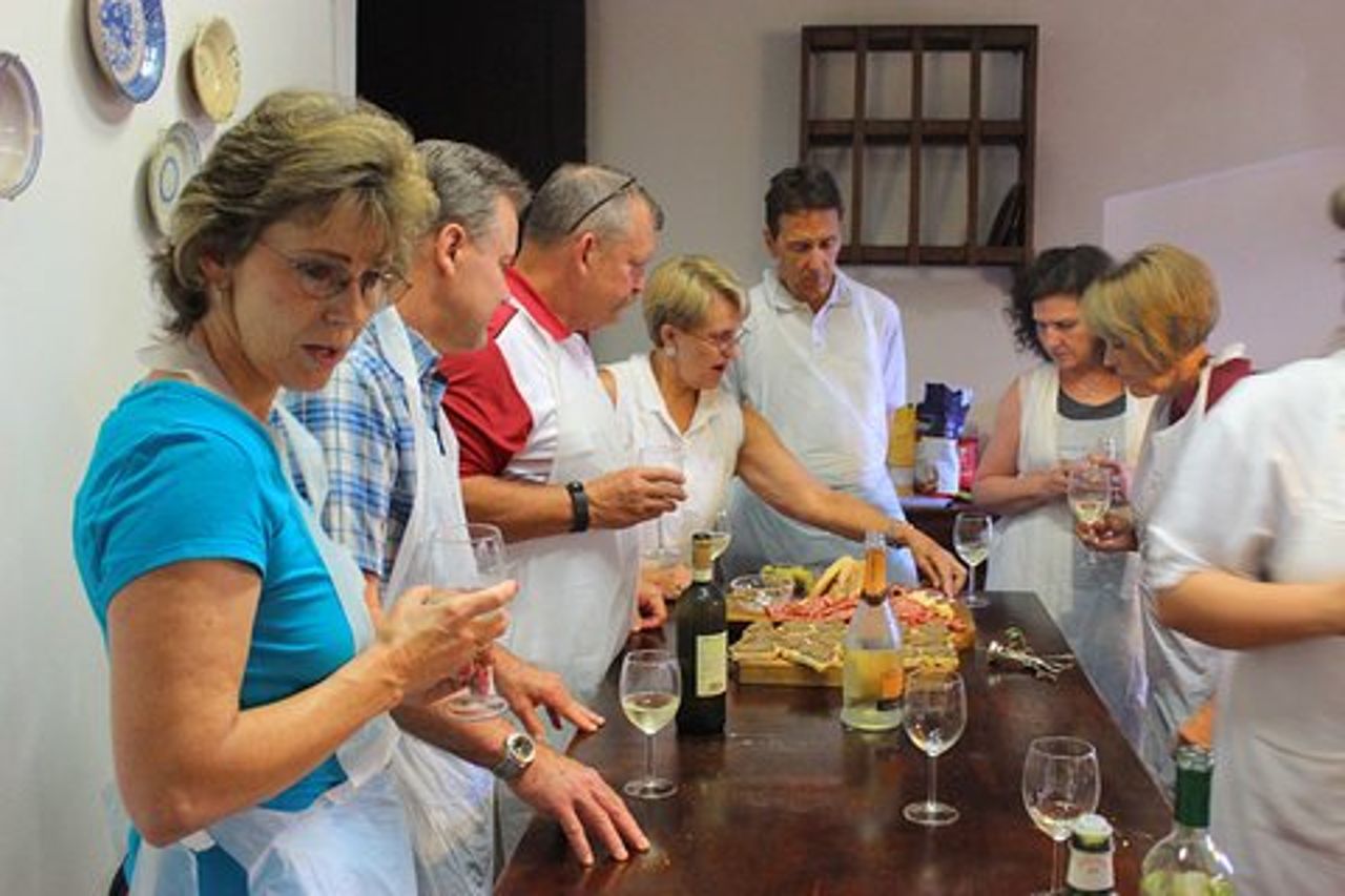 Corso di cucina, visita alla cantina, granai di 2500 anni