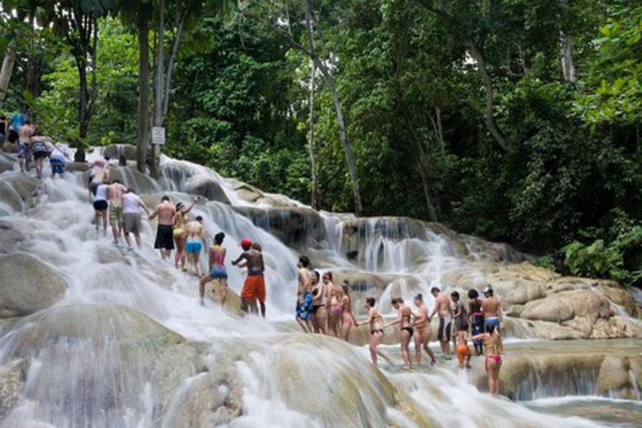 Falmouth Shore Excursion: Dunn's River Falls Express e Souvenir Shopping