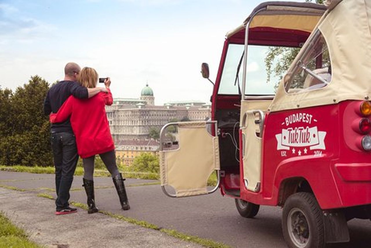 Tour privato romantico di Tuk Tuk a Budapest