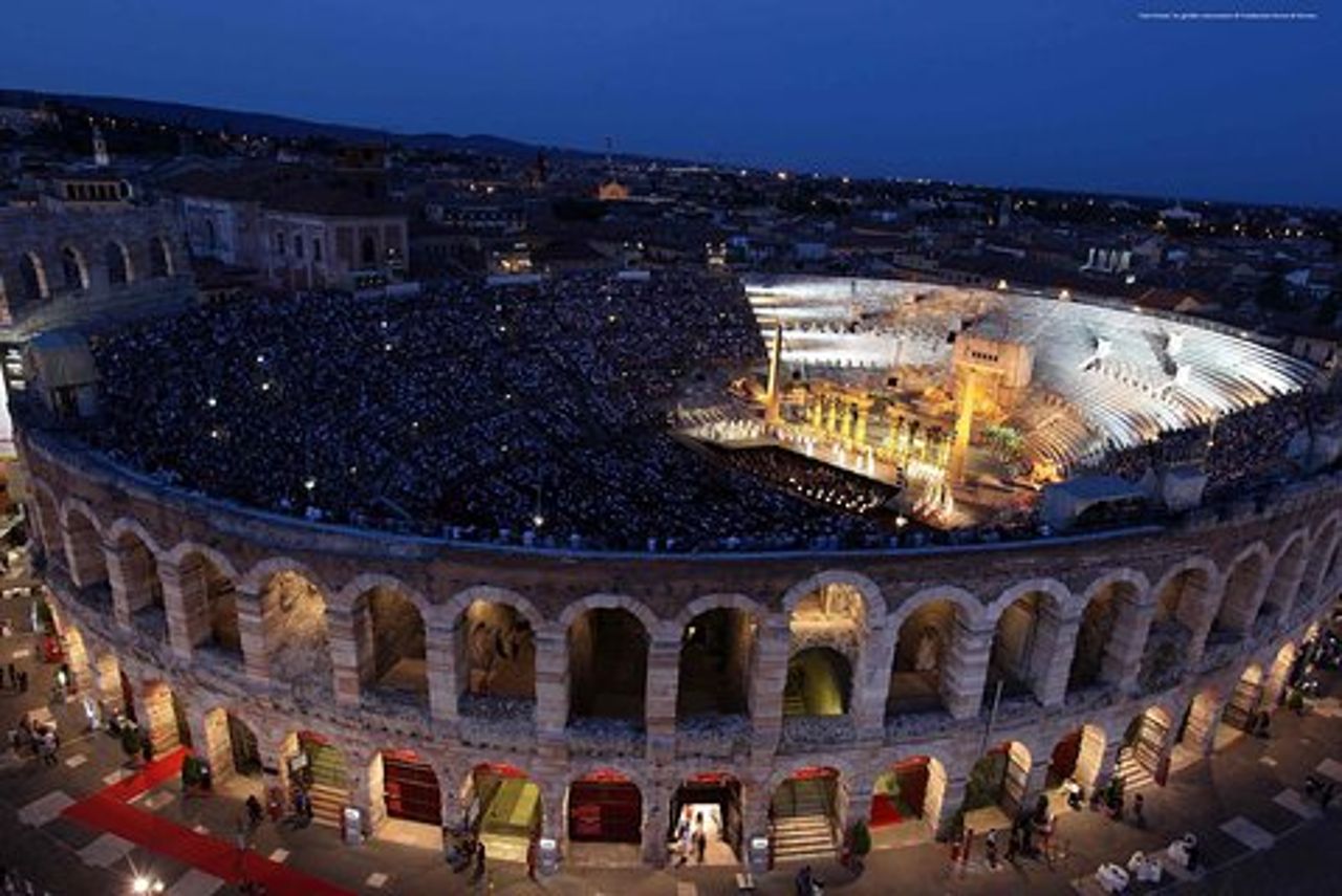 Trasferimento dal lago di Garda all'Arena di Verona e biglietto dell'Opera