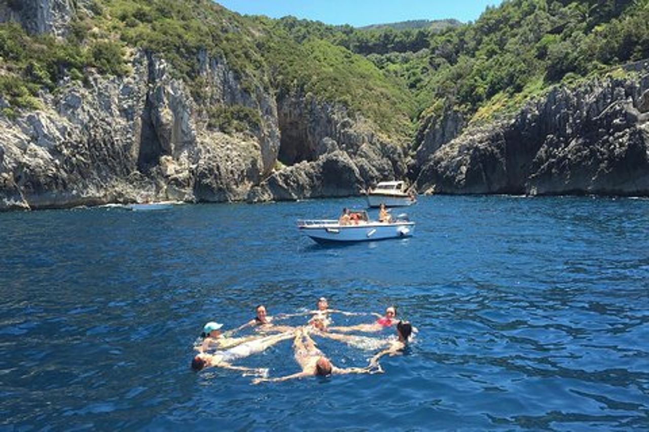 Escursione privata di un giorno alla Costiera Amalfitana in barca da Praiano