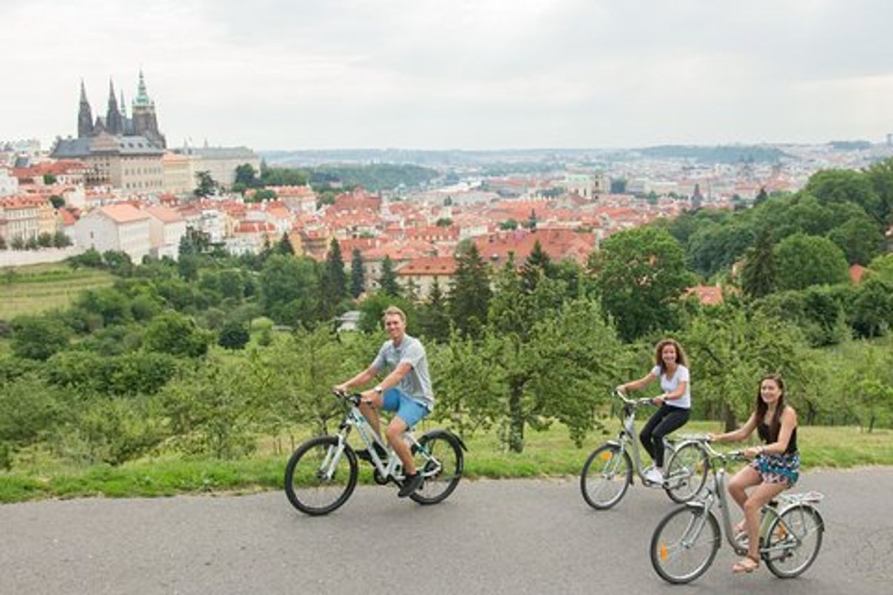 Tour della città in e-bike di Praga con una guida locale