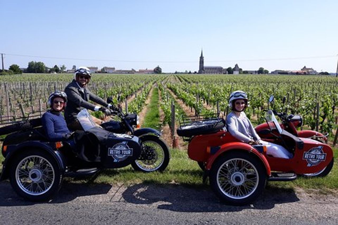 Tour privato di mezza giornata a Saint-Emilion in un sidecar