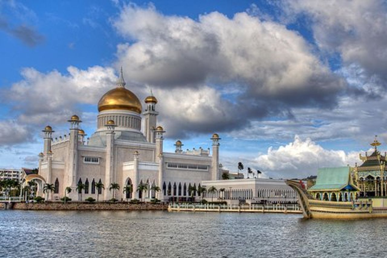 Tour della città di Mezza Giornata del Brunei con Royal Regalia, Istana Nurul Iman e Kampung Ayer