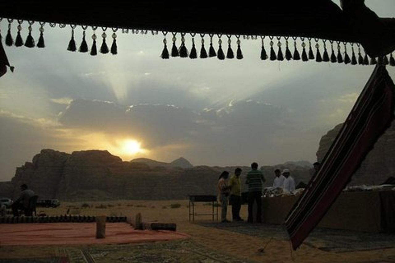 Tour privato di due giorni a Petra, Wadi Rum e Mar Morto da Amman