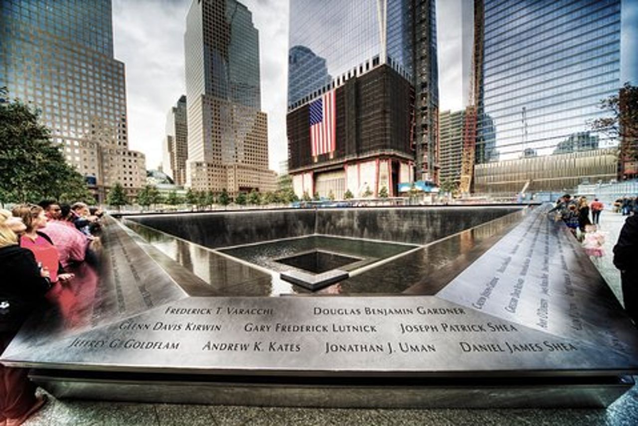Lower Manhattan & 9/11 Memorial Tour a piedi semi-privato 12ppl