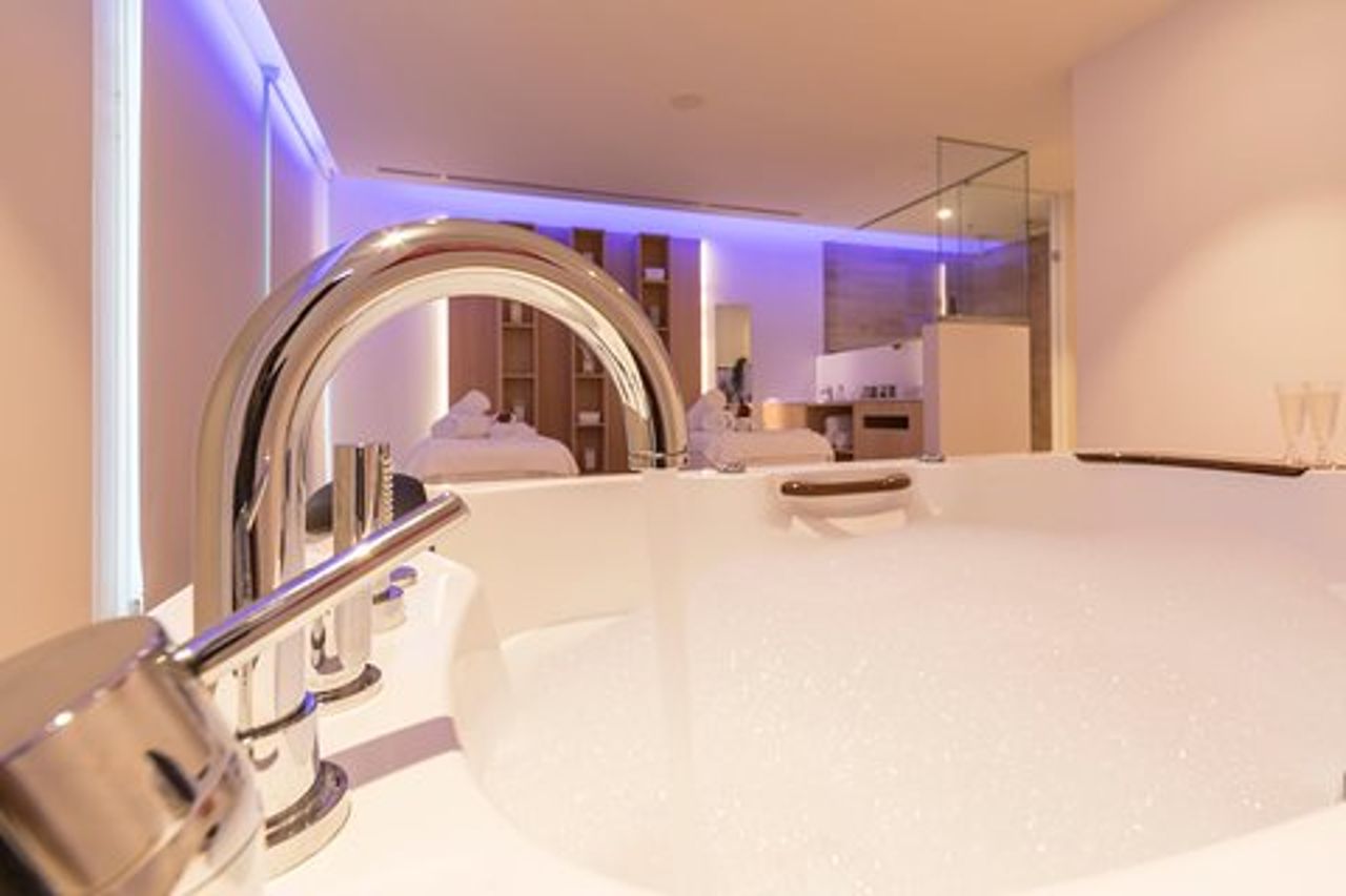 Romantico massaggio di coppia + ingresso SPA e jacuzzi privata con cava