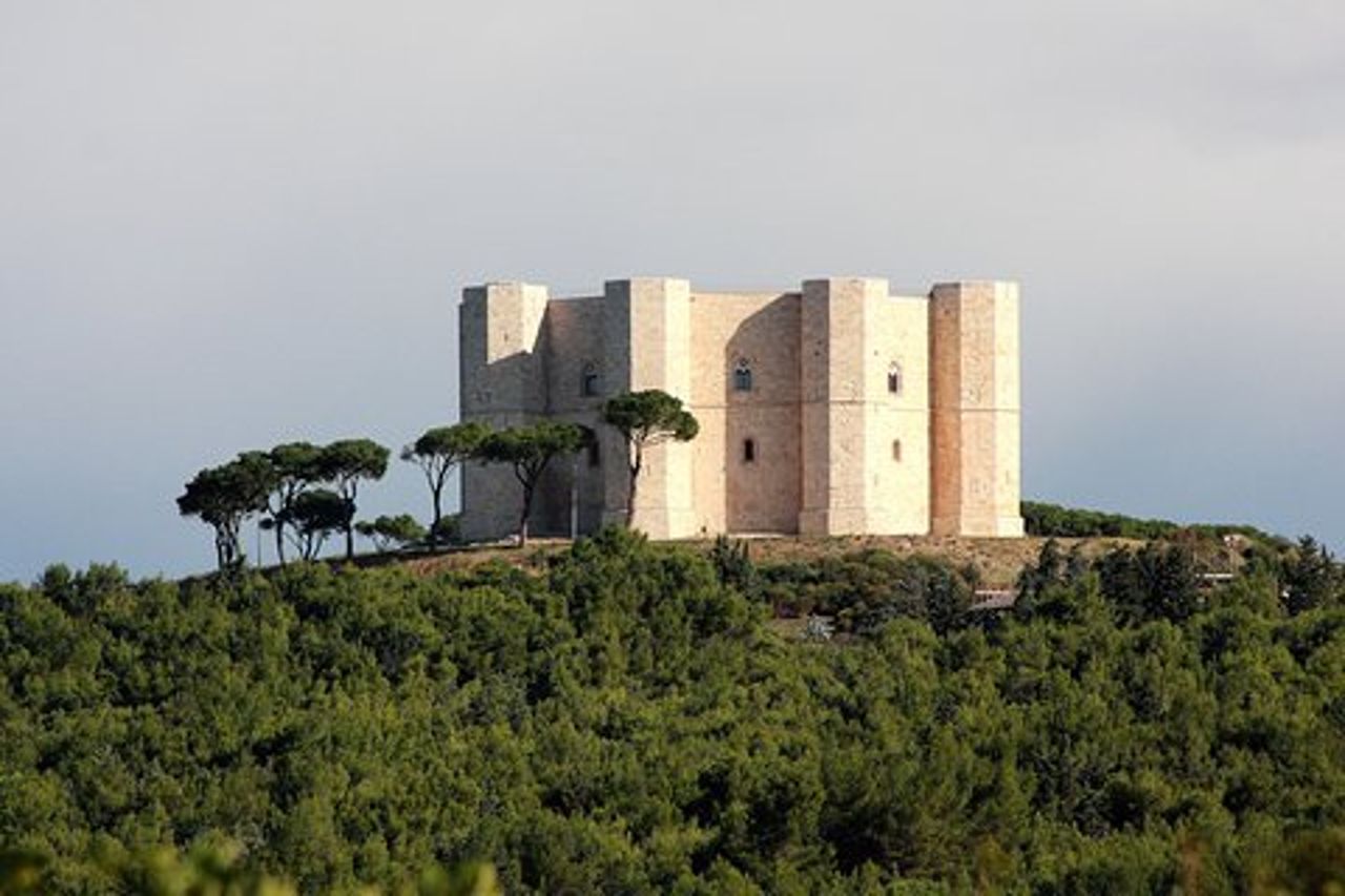 Tour a piedi Castel del Monte sito Unesco
