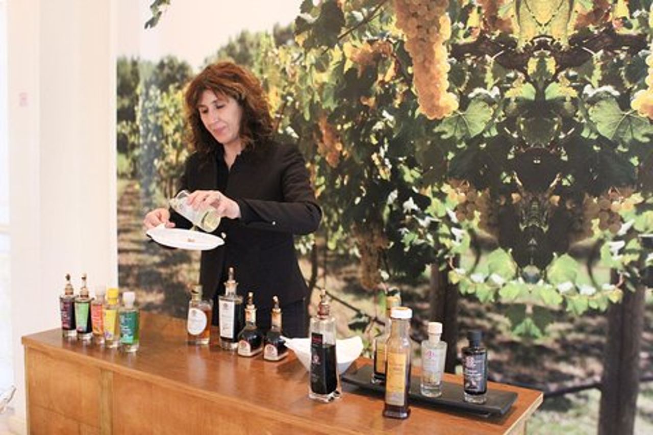 Tour & degustazione dell'aceto balsamico di Modena con Monica