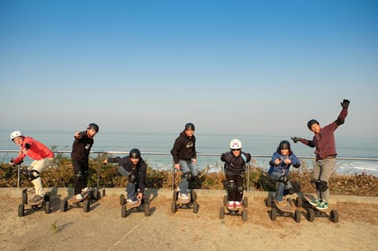 Giro in skateboard elettrico incrociato