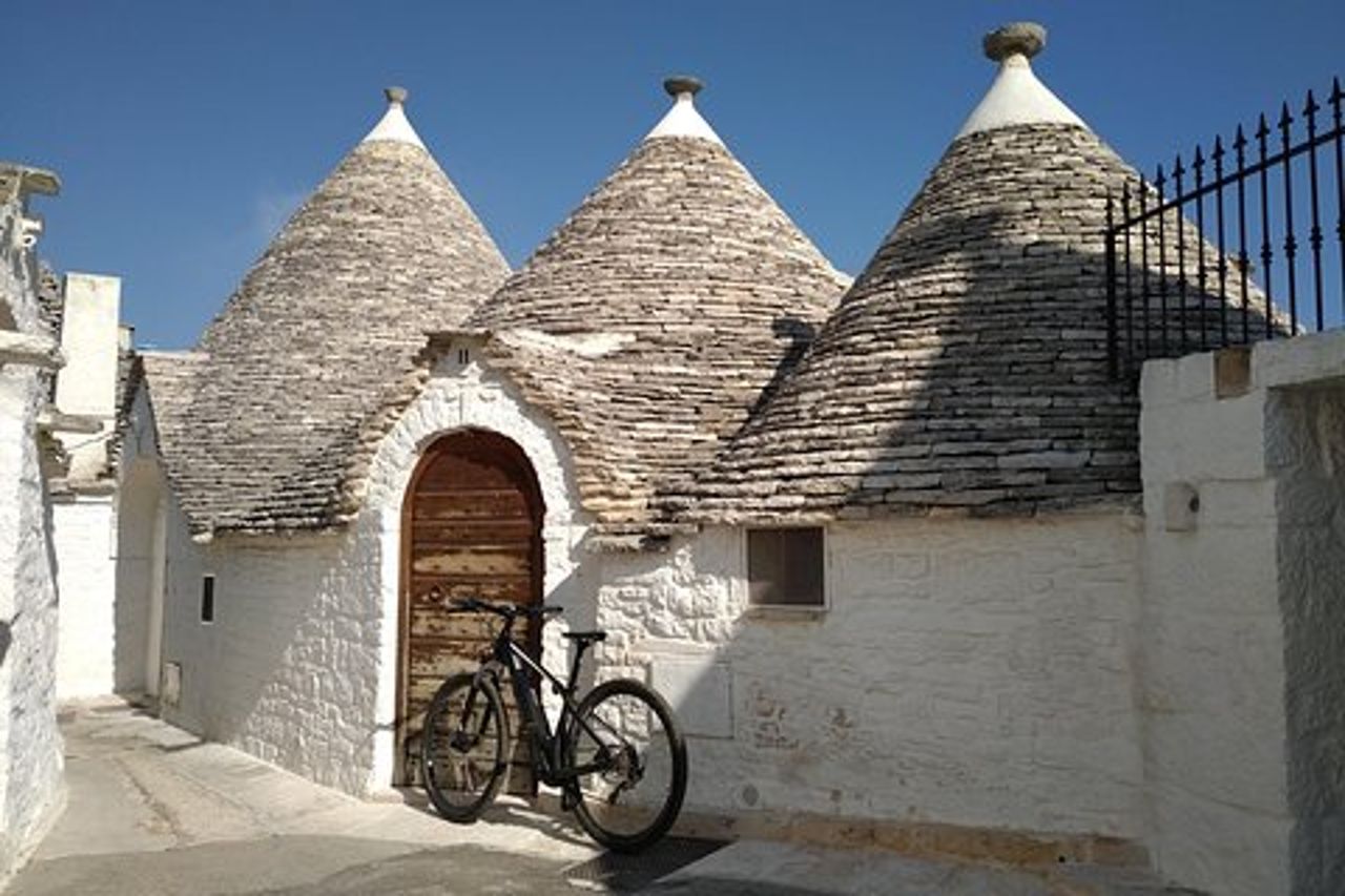 Tour in ebike: Alberobello e i vini della Valle d'Itria
