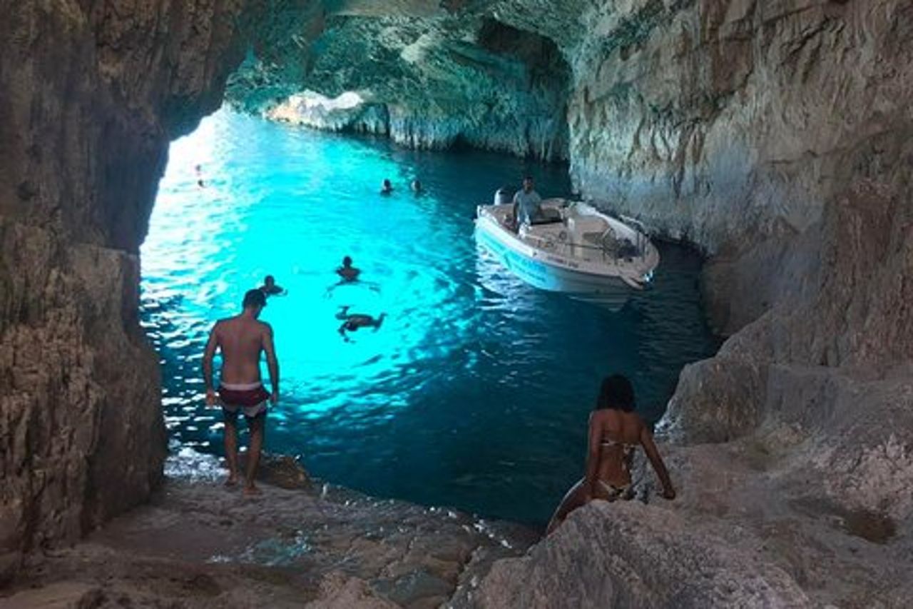 Tour in barca di Zante: Relitto della nave e grotte blu locali con 3 soste per il nuoto