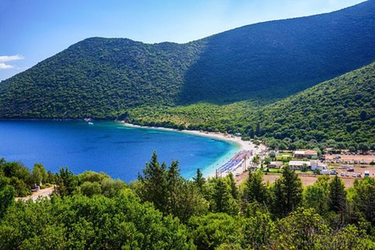 Tour privato di mezza giornata: Nuoto sulla spiaggia di Antisamos, Lago Melissani, Monastero di Agrilia
