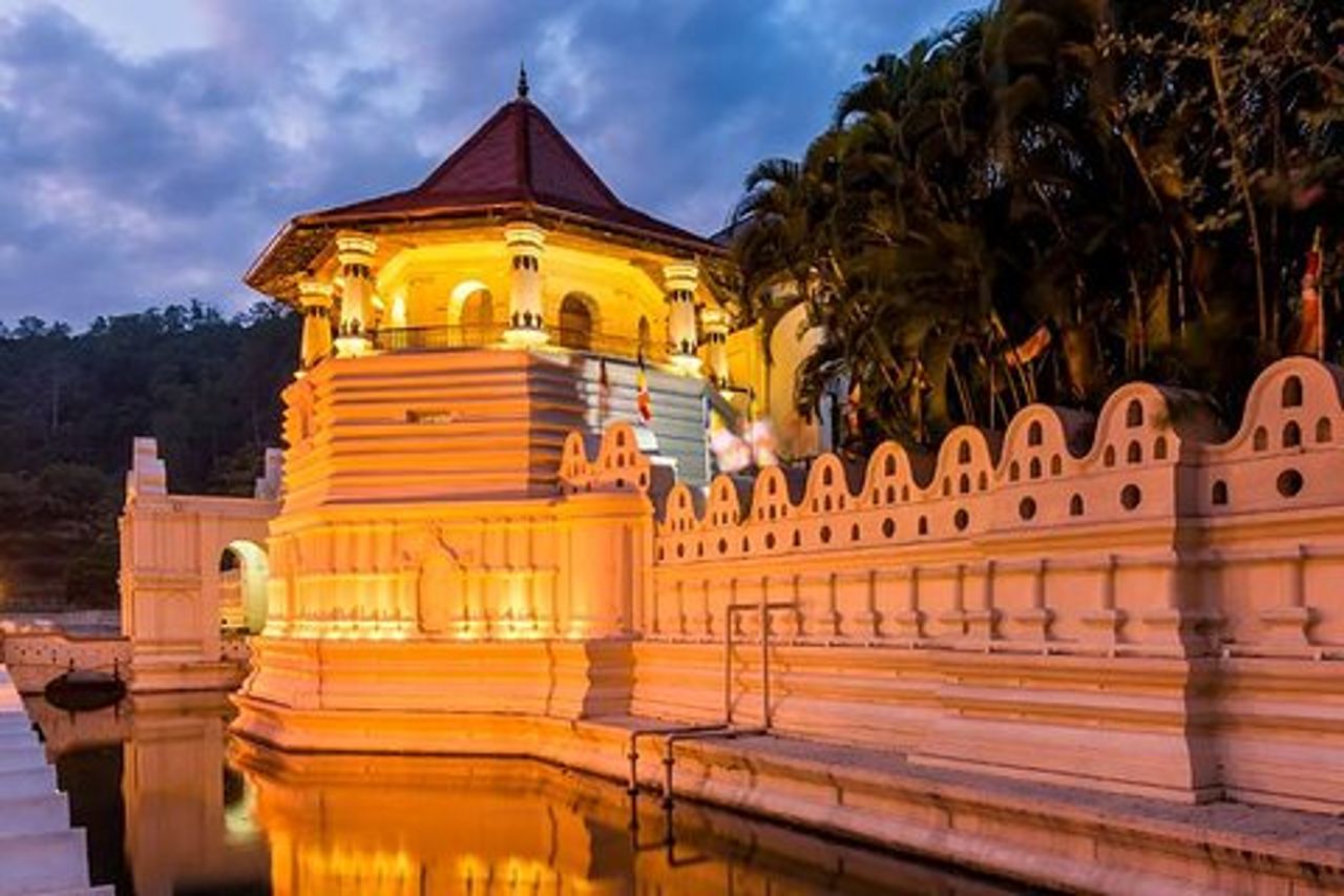 Tour privato di un giorno di Kandy e Pinnawala da Colombo / Negombo