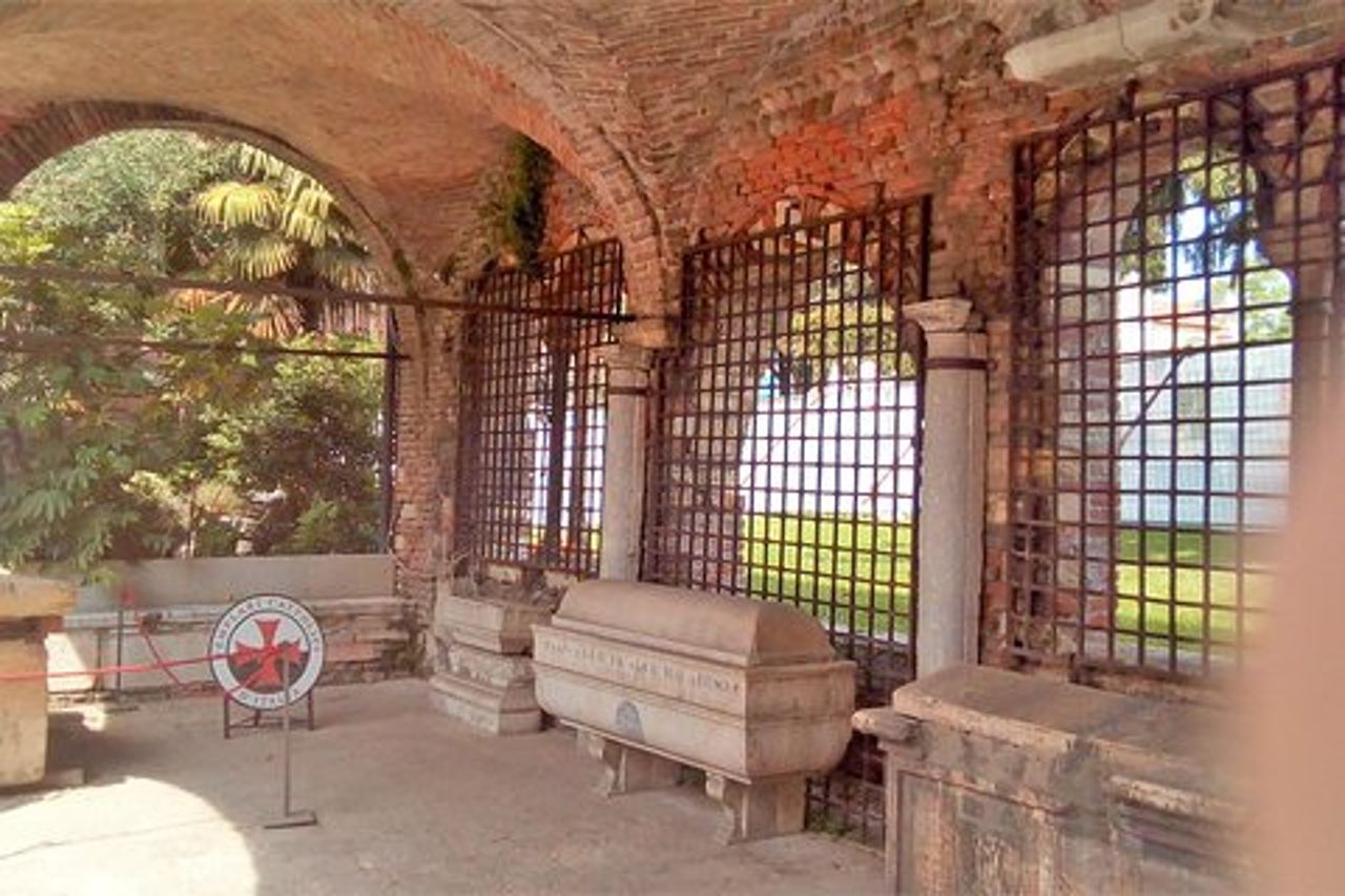 Oscuro Tour Storico di Verona a Piedi