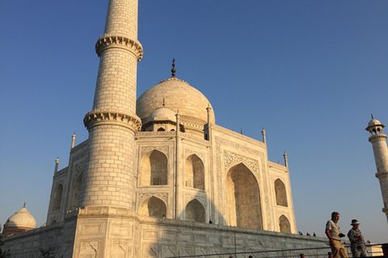 Tour del Taj Mahal all'alba con guida turistica femminile