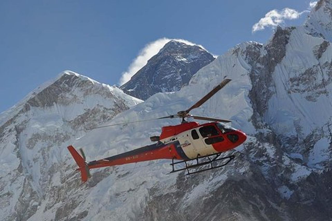 Trekking al campo base dell'Everest con ritorno in elicottero da Gorakshep a Lukla