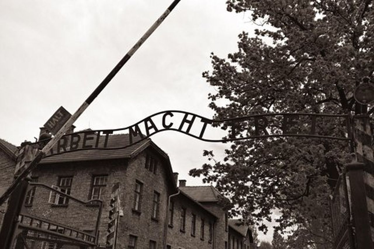 Cracovia: tour guidato Auschwitz - Birkenau con trasporto privato