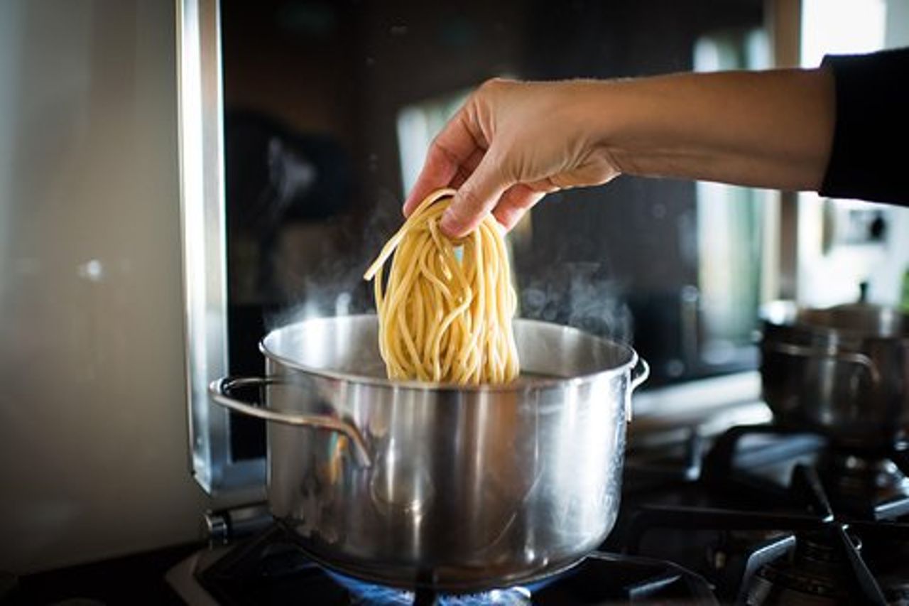 Esperienza culinaria a casa di un locale a Castelnuovo Belbo con Show Cooking