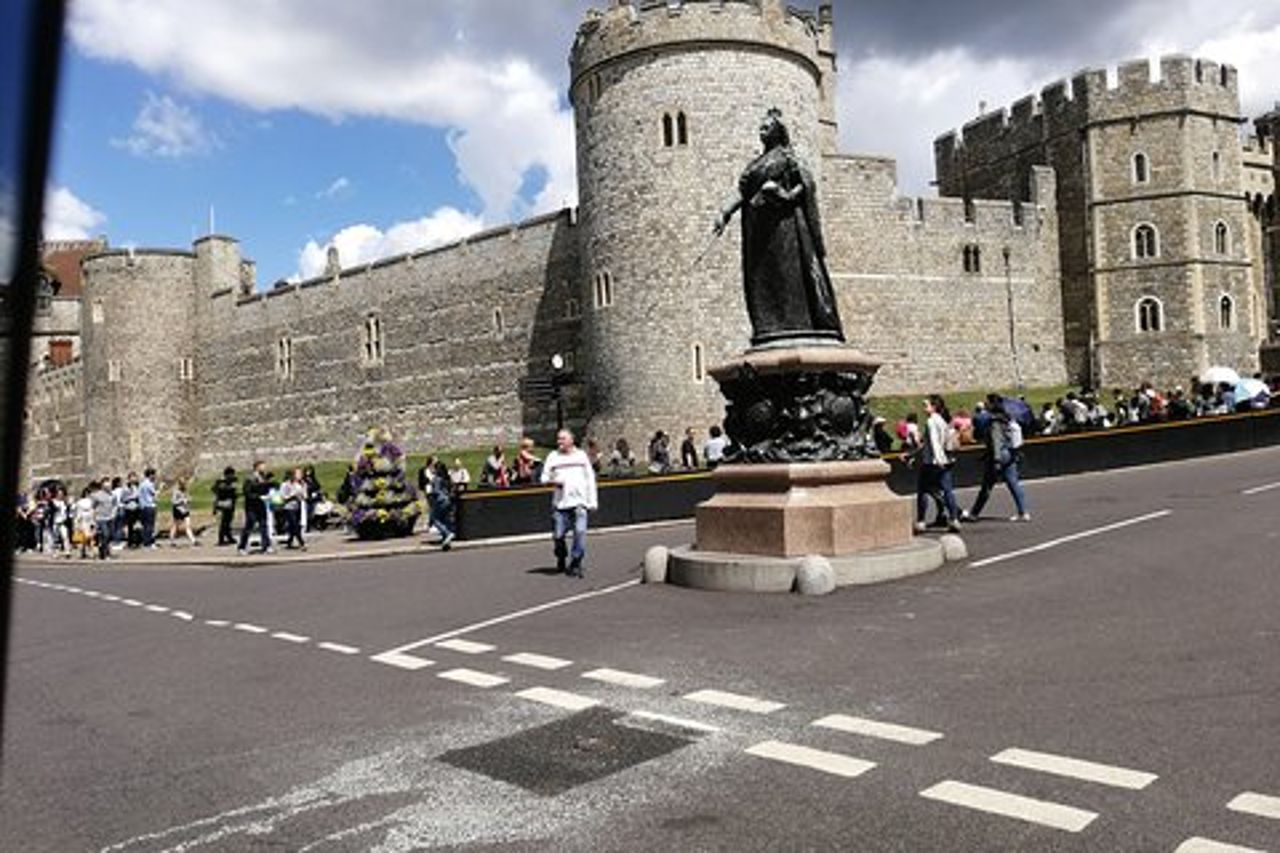 Noleggio di lusso per una giornata privata London-London Stopover a Windsor & Hampton Court Palace