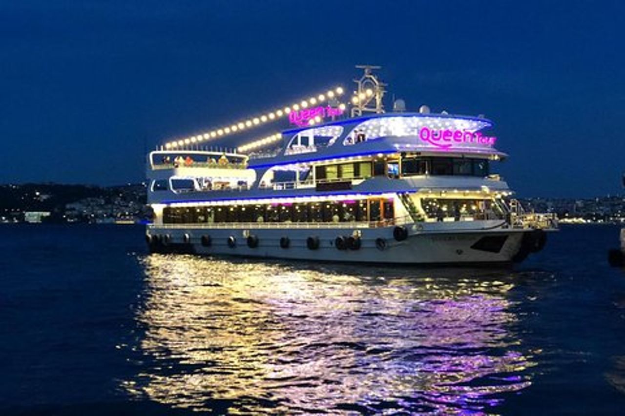 Crociera con cena sul Bosforo di Istanbul e spettacolo notturno turco con DJ
