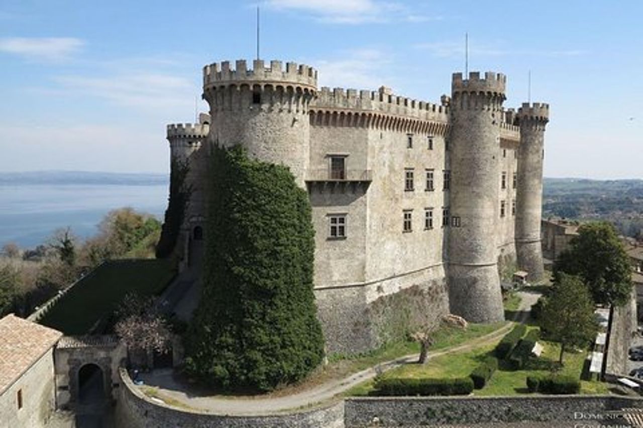 Da Roma: tour privato di un'intera giornata a Bracciano, Tarquinia, Sutri